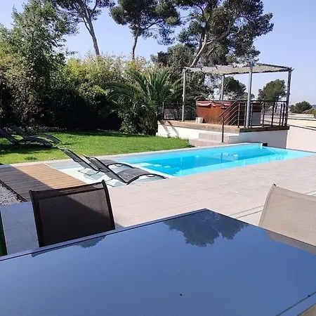 Apartament Grand Dans Avec Garage Nîmes